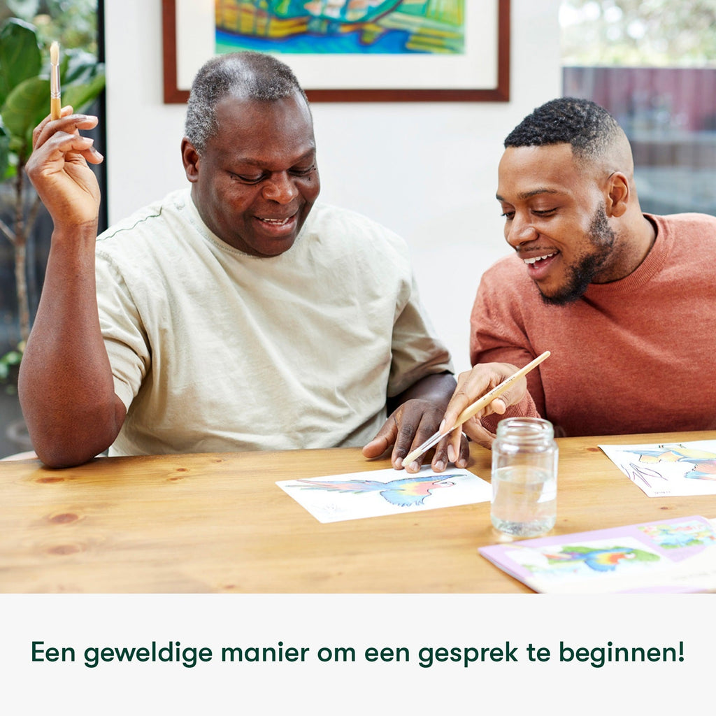 Twee jonge mannen schilderen met water, spellen stimuleren en bieden sociale interactie, ook bij jong dementerenden of dementen