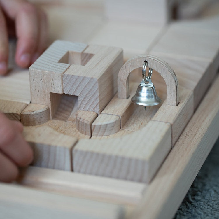 Bouw je eigen knikkerbaan – Creatief en educatief spel voor het bouwen van een knikkerbaan, stimuleert motoriek en probleemoplossend denken bij senioren.